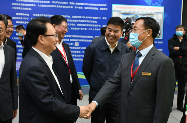 24.省长景俊海与创世红海农业董事长杨柏明亲切握手_副本.png