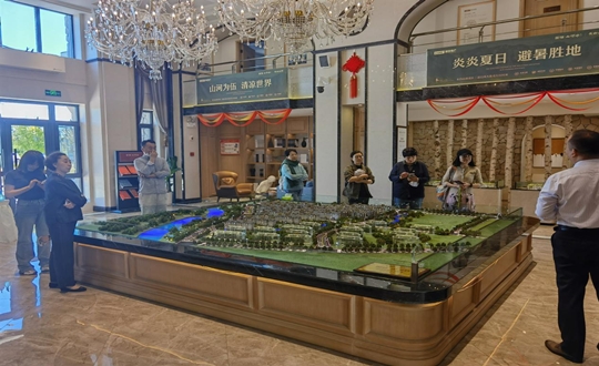 2.绿城发展项目总经理与业主一行参观创世红海·江山府项目_副本.jpg 2.绿城发展项目总经理与业主一行参观创世红海·江山府项目_副本.jpg