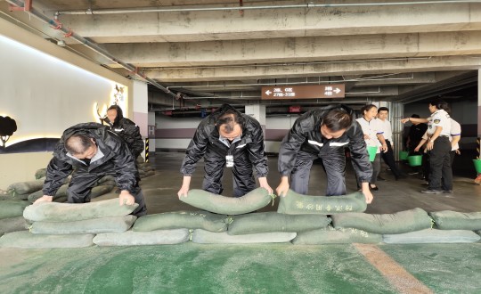 18.物业总公司攀枝花信逸项目发展防汛演练活动_副本.jpg 18.物业总公司攀枝花信逸项目发展防汛演练活动_副本.jpg