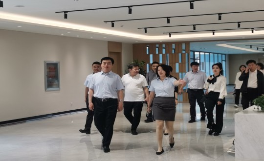 15.省慈悲总会会长田锦尘一行莅临康养地产公司参观调研_副本.jpg 15.省慈悲总会会长田锦尘一行莅临康养地产公司参观调研_副本.jpg