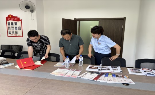 11.向阳区社工部科长李博一行莅临物业党支部领导党建工作_副本.jpg