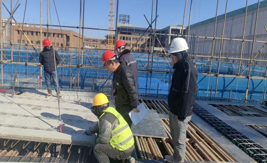 6.装配式总公司技术员在惠泽高中工地现场核查叠合板尺寸与点位误差问题_副本.jpg 6.装配式总公司技术员在惠泽高中工地现场核查叠合板尺寸与点位误差问题_副本.jpg