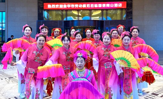 17.酒店公司组织策动秧歌迎宾典礼_副本.jpg 17.酒店公司组织策动秧歌迎宾典礼_副本.jpg