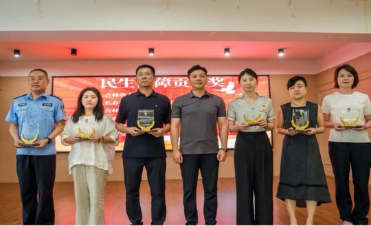 12.邵蕾代表健康板块领取组委会宣告的“民生保险贡献奖”_副本.jpg 12.邵蕾代表健康板块领取组委会宣告的“民生保险贡献奖”_副本.jpg