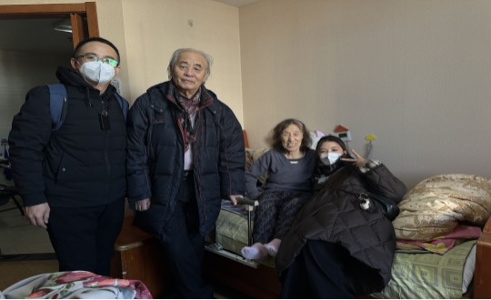 10.健康产业集团居家服务事业部同事与吴奶奶合影留想_副本.jpg 10.健康产业集团居家服务事业部同事与吴奶奶合影留想_副本.jpg